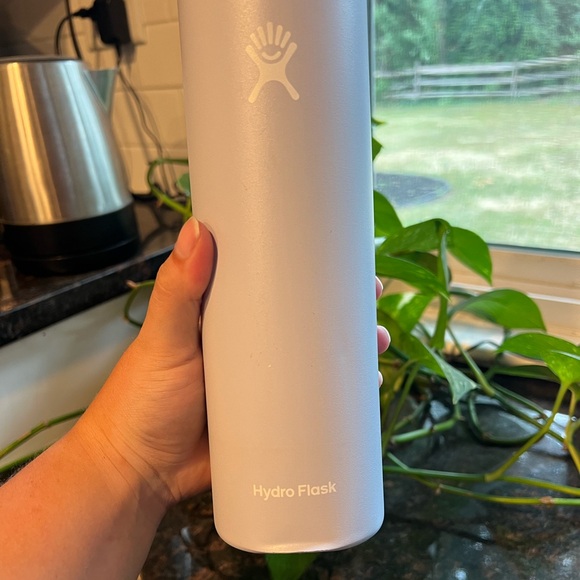 24 oz slim hydroflask in fog - Picture 11 of 13